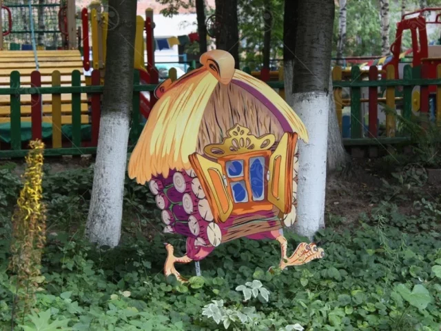 Уличная фигура "Избушка на курьих ножках"